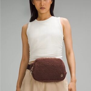 LuluLemon Everywhere Belt Bag Large 2L, teddy bear brown.